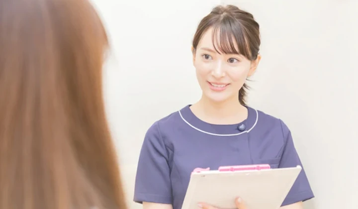 クリニックスタッフが患者に説明している様子