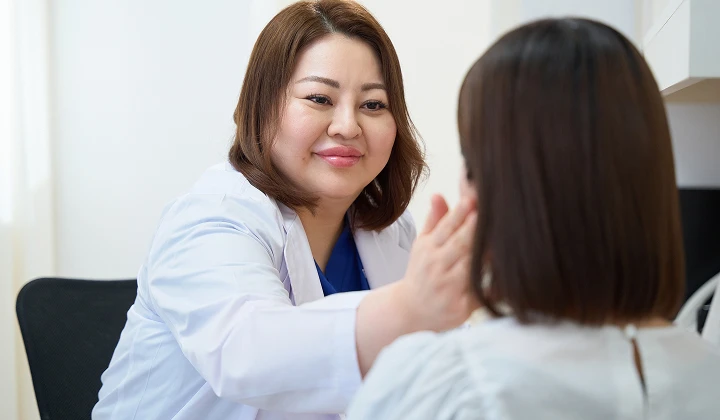 医師が患者の肌を診察している様子