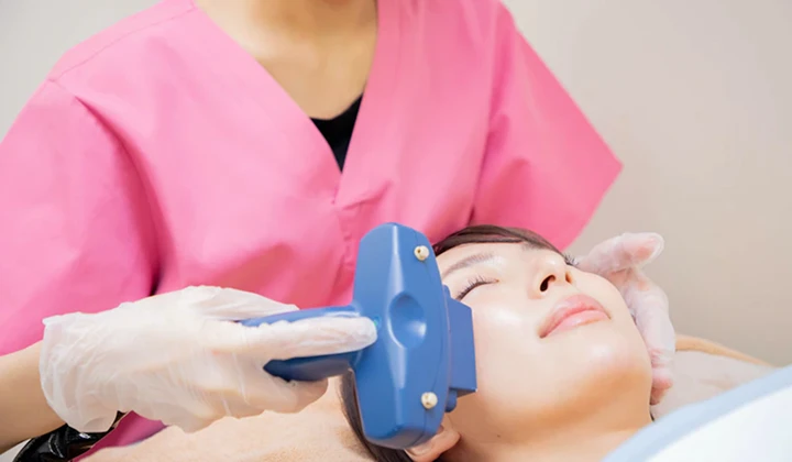 顔面治療を受けている患者の様子