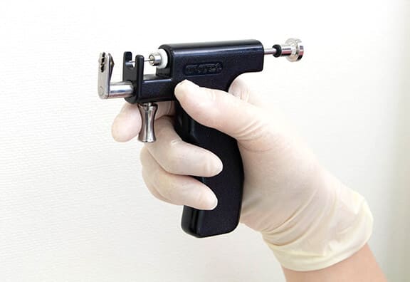 安全で確実なピアスを開けるために