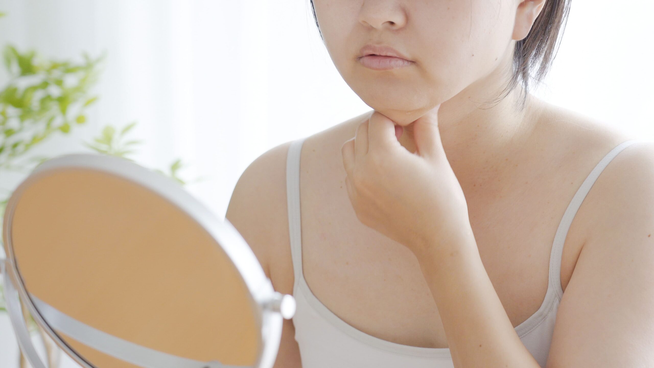 顎下のたるみを治すには？デメリットや原因、効果的な治療法と症例も解説