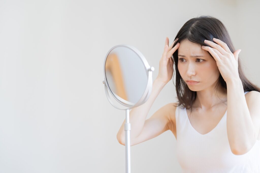 若いのにおでこにしわ!その原因と対策とは?