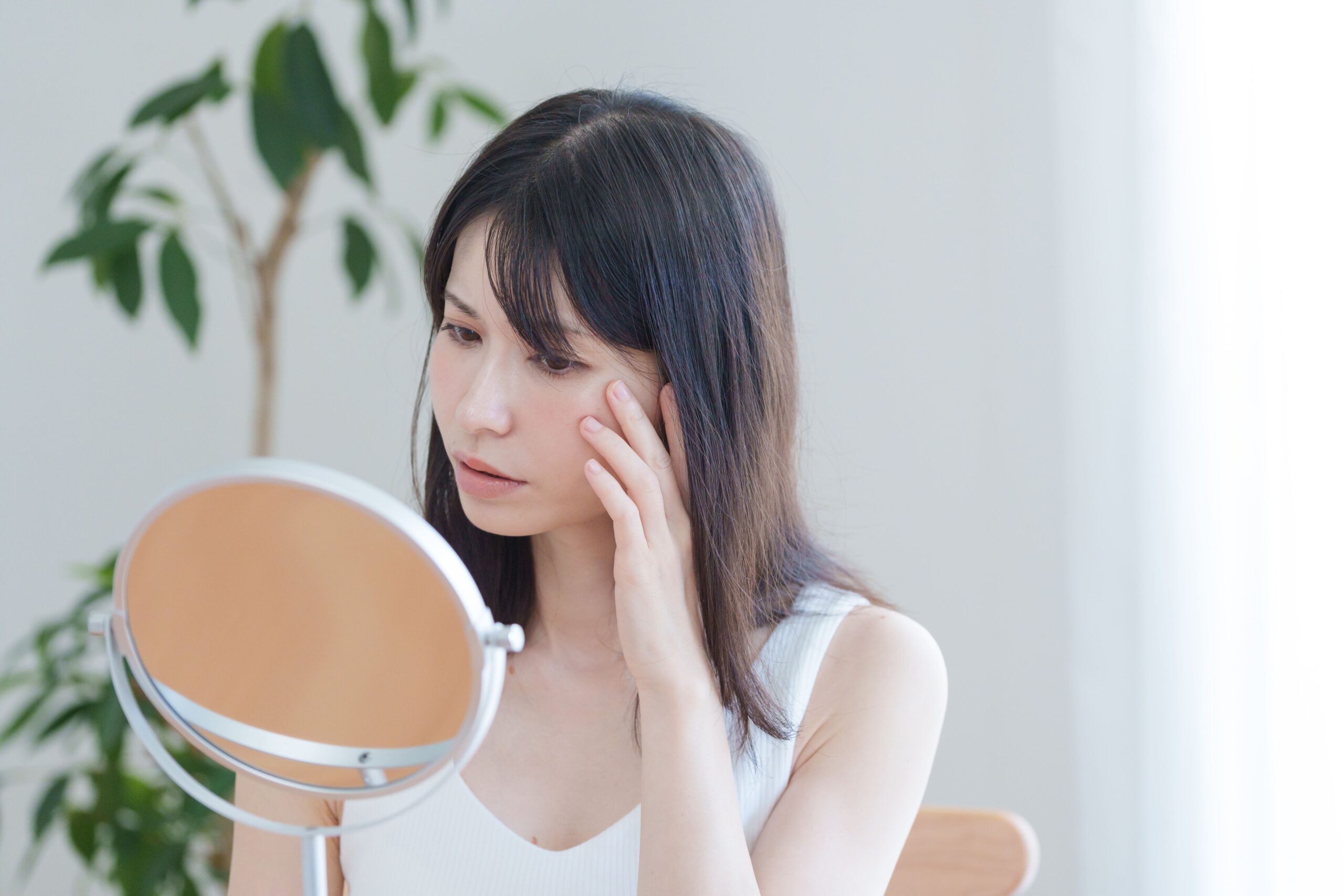 シミに効く成分とは？美容医療による本気のシミ改善策も解説