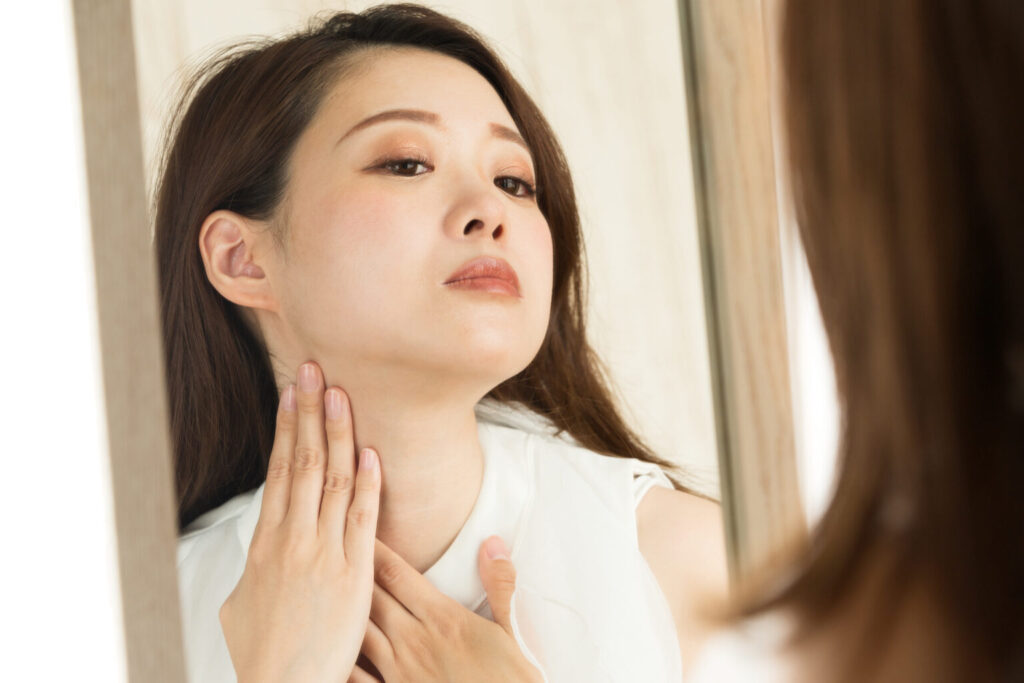 首のしわをなくすには?原因や予防法、美しい首筋を目指す最新の美肌治療も解説 - 【東京4院・大阪3院】美容皮膚科フェミークリニック