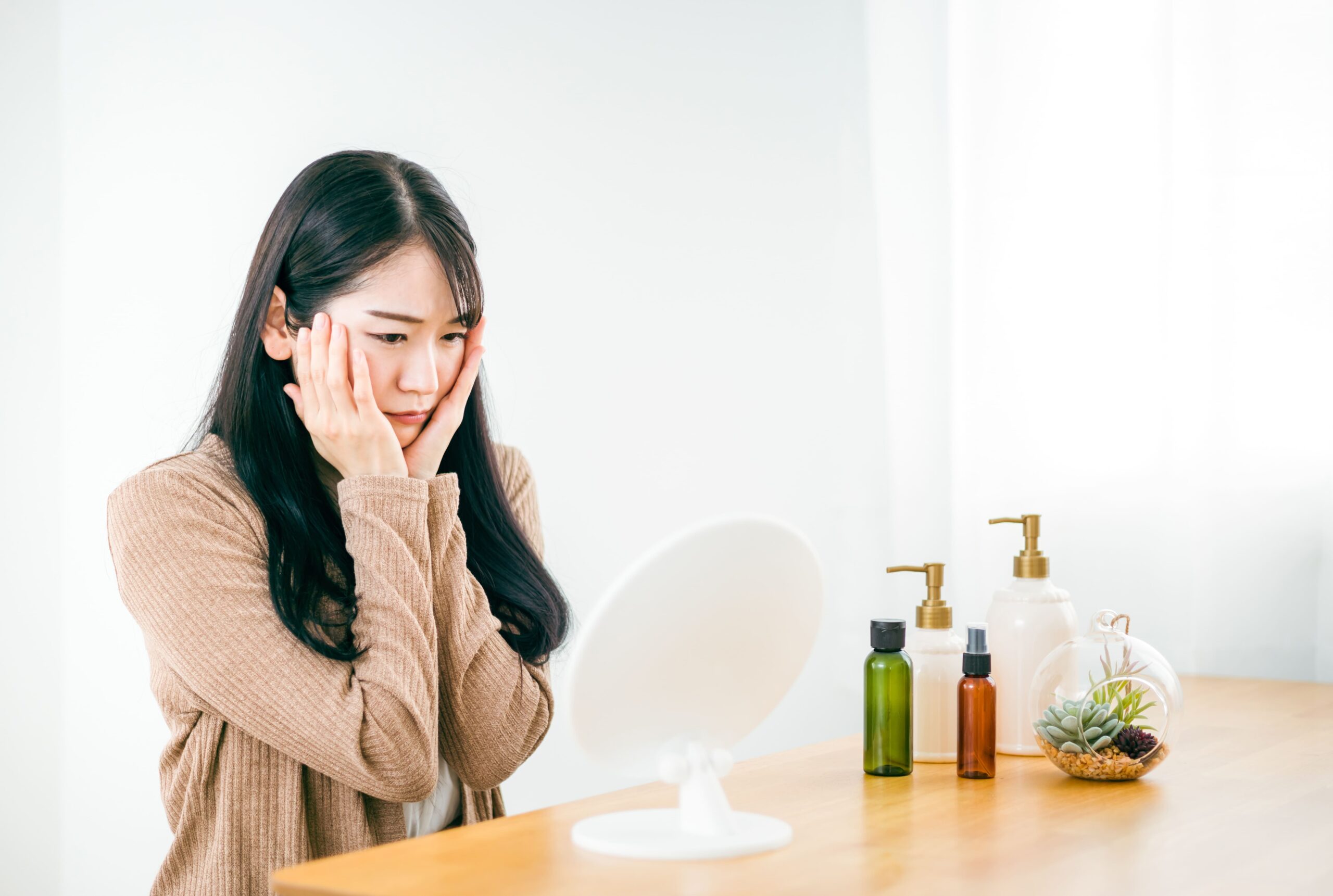 赤ら顔の原因とは?毛細血管拡張症と酒さの注意点、赤みを改善する治療法を解説