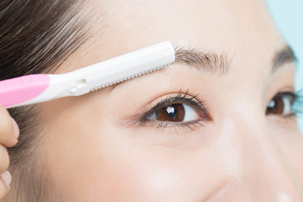 デメリット⑥：アートメイク以外の眉毛は自己処理が必要になる