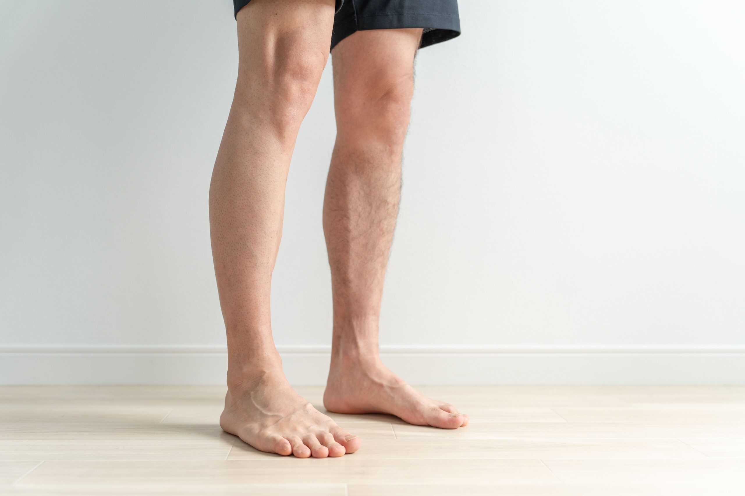 メンズのすね毛脱毛｜永久脱毛で薄くする方法や医療脱毛の値段を解説